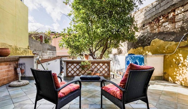 Historic center with private Garden and 5 minutes drive to the sea. Total relaxation!