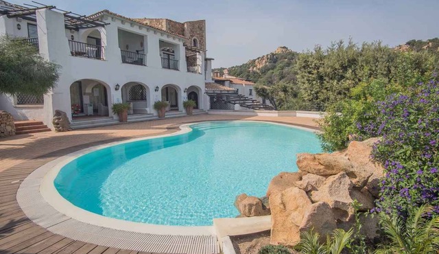 Holiday apartment with communal pool by the sea