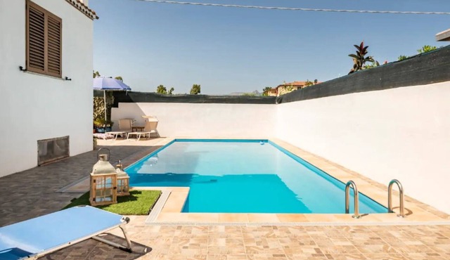Holiday Apartment 'La Tavernetta' with Shared Pool, Shared Terrace and Shared Garden