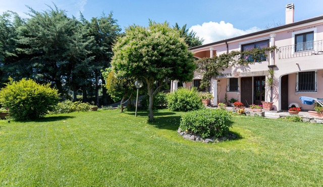 Holiday Home "Residenza Le Magnolie" with Terrace, Shared Garden and Wi-Fi