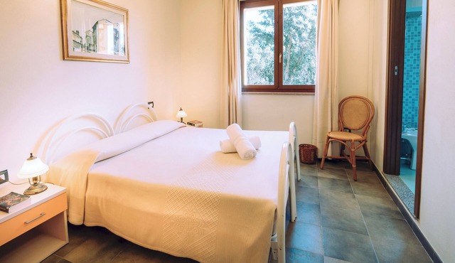 Hotel with swimming pool in Arbus
