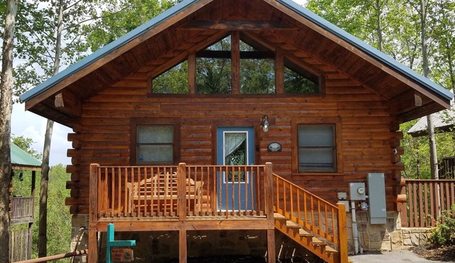 Huge 1MBR/2BA, sleeps 8, Pet Friendly, Pool, Mt view in Gatlinburg