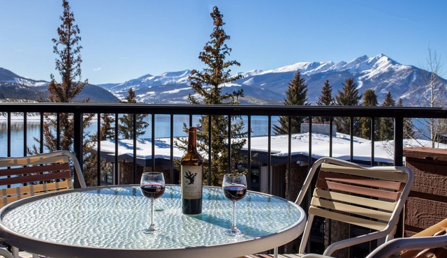 Incredible views. Lake. Pool & hot tubs. in Dillon