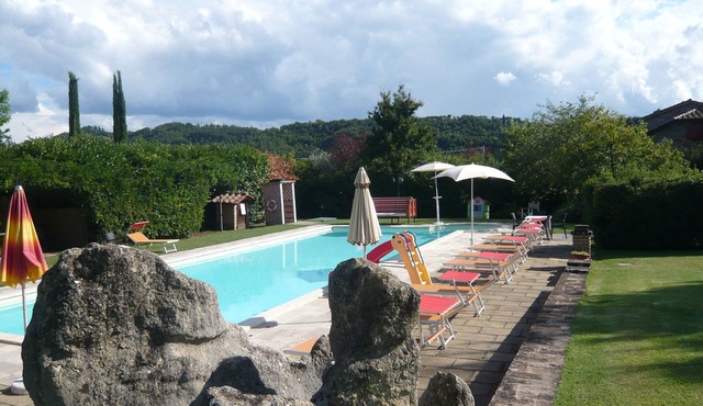 Independent Pretty Tuscan Home 8/14 guest,Pool A.C WI.FI, Garden Family &friends