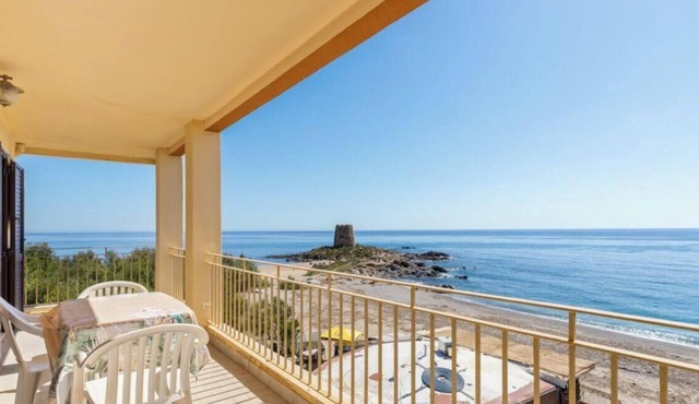 Is Feminas 43 – Seafront stay with direct beach access 🌊☀️
