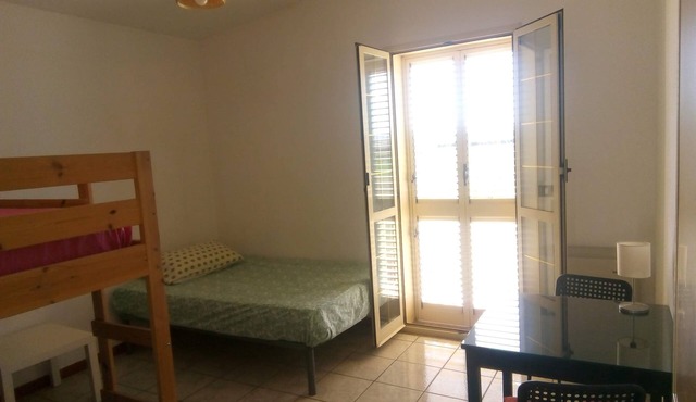Self-catering single room for rent with a private bathroom
