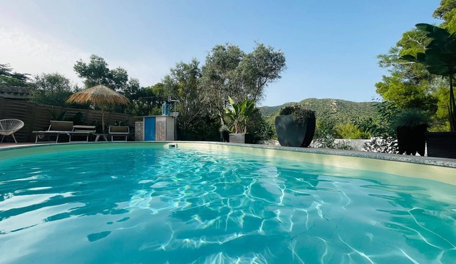Exclusive villa with swimming pool and large garden