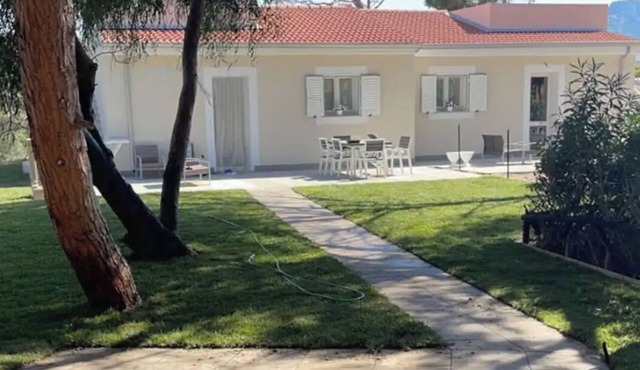 MAC HOUSE - uni/bifam, in pine forest 300mt from the sea
