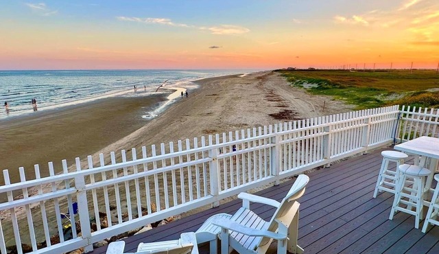 Just Steps to the Ocean, Beachfront, House On the Beach, Minutes from Galveston in Freeport