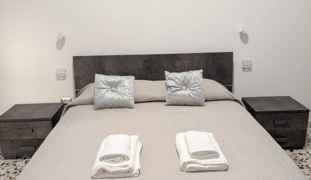 Koras 142 - Guest House: A beautiful, bright apartment in the heart of Sennori