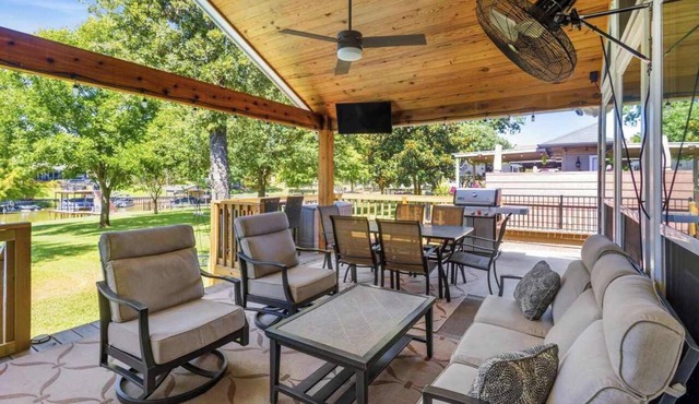 Lake Front Oasis, Pool, Game Room, Dock, Sleeps 12 in Gun Barrel City