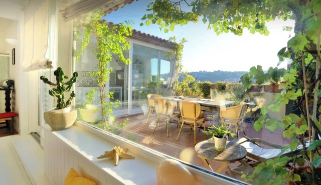 Le terrazze di Chiaia is a charming penthouse with two large panoramic terraces