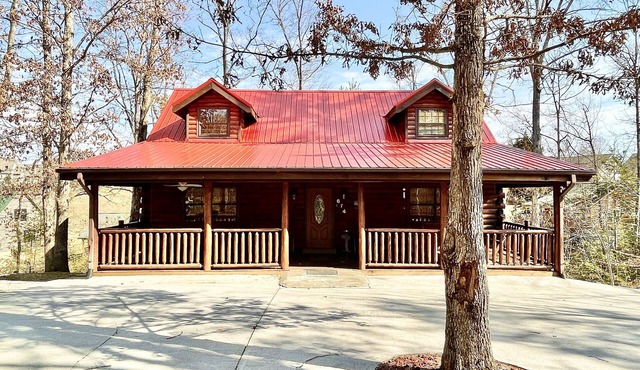 Location! Country Charm Lodge - Hot tub - Game room - Large Porch- Picnic Area in Pigeon Forge