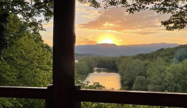 Log Cabin with a spectacular view of the Shenandoah River and the Massanutten Mo in Front Royal