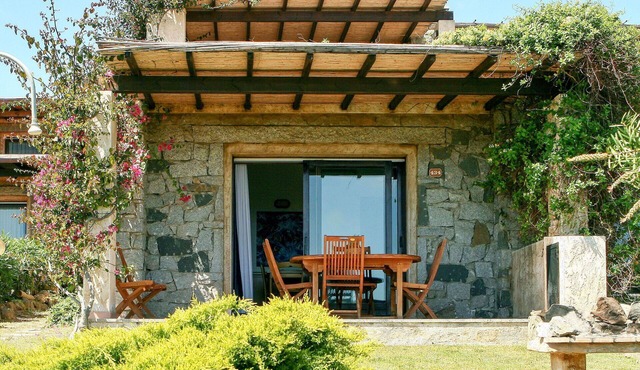 Lovely apartment in villa for 4 guests with A/C, TV, terrace and pets allowed