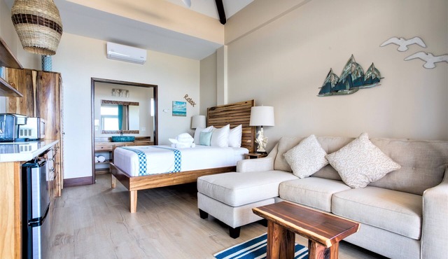 Luxury Beachfront Studio with swim up pool bar in Placencia
