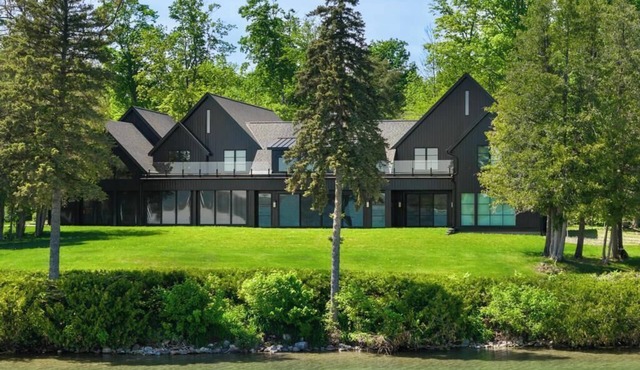 Luxury New Walloon Lake Lodge! in Petoskey