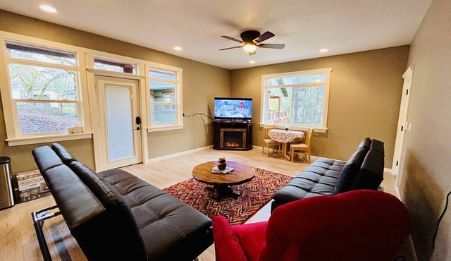Luxury studio in the private hillside of Trail. Wi-Fi & Pet Friendly! in Trail