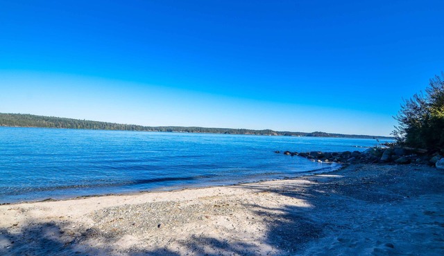 Luxury Villa With Hot Tub & Private Sandy Beach. in Campbell River