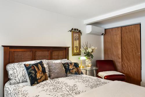 MacArthur Lakefront Sunroom Sleeps 6 in Naples