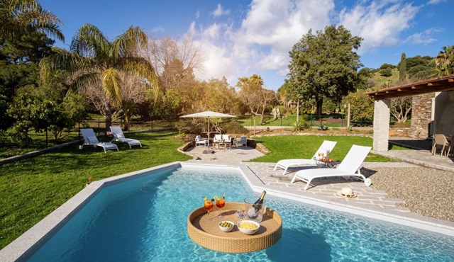 Marvelous pet-friendly Villa with private pool, Wi-Fi, just steps from the sea.