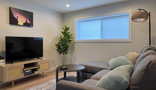 Modern Bright, Private & Guest-Loved 1 BR Suite in Victoria-Great Location in Victoria