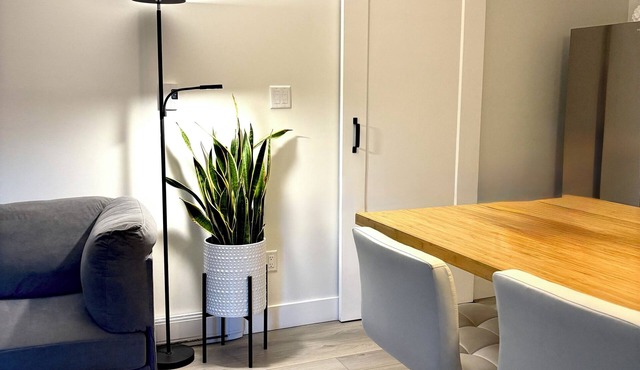 Modern stylish 1 bdrm garden suite with laundry close to ferries and hospital in Nanaimo
