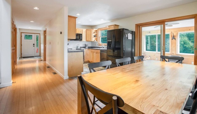 Mountain Views, Hot Tub near Hiking, Ski & Santa`s Village in Jefferson