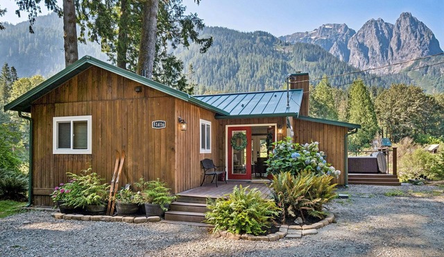 Mt. Index Riverside with hot tub, wifi, grill, fireplace and more! in Gold Bar