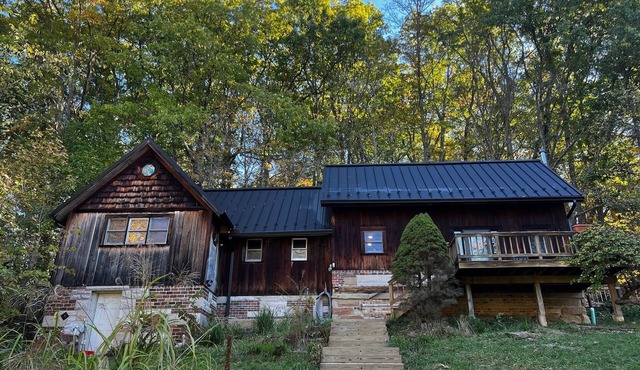 Nature Lover’s Cabin Retreat - private 24 acres w/trails and pond! in Athens