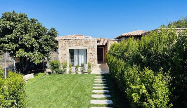 Nice apartment in villa for 2 guests with A/C, pool, TV and terrace