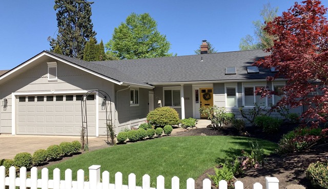 Oakway Blissful Abode, Walk to Autzen Stadium in Eugene