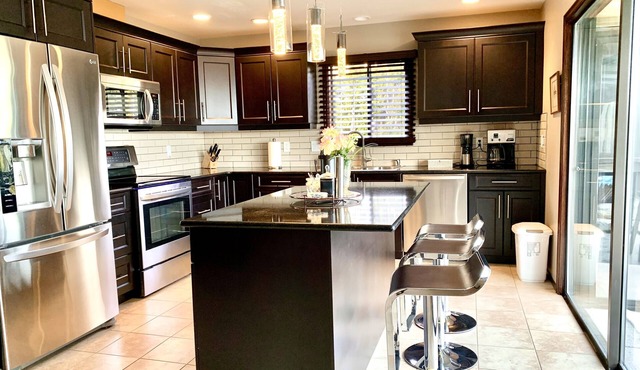 Oceanfront Retreat: Near Airport & Ferry. Perfect for Families in Sidney