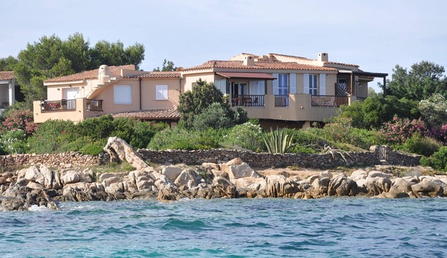 Original panoramic apartment in a seaside villa