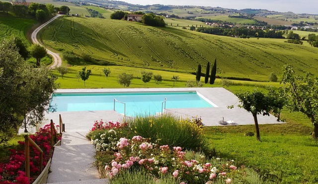 Ostra Villa - Sleeps 8 - Pool - Garden - Parking