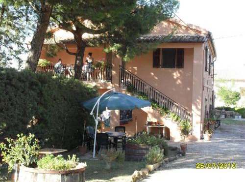 Ostra Villa - Sleeps 8 - Pool - Garden - Parking in Ostra