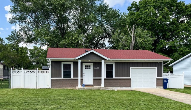 Pacific Bulldogger | 12 min to Purina Event Center, Fenced yard, Dog bonus room in Pacific