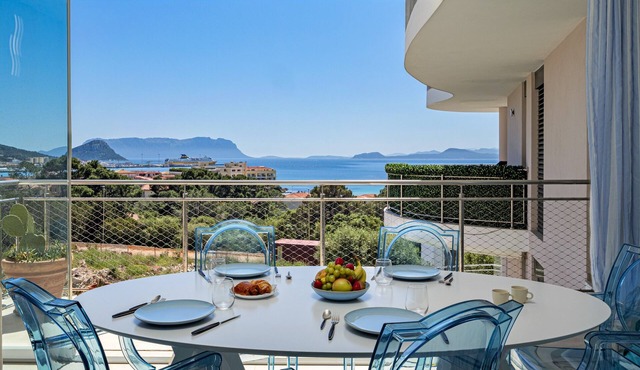 'Pascoli Suite Apartment' with Sea View, Wi-Fi and Air Conditioning