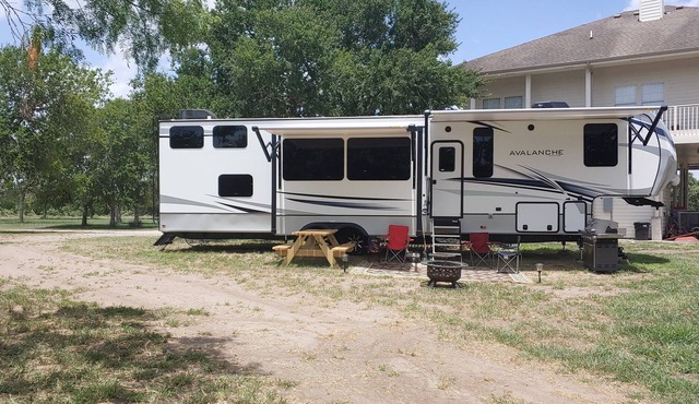 Peaceful lake front Glamping Camper across from State Park in Mathis