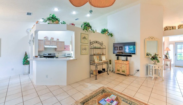 Pet-Friendly Lakeside Stay! Heated Pool, BBQ, Tennis, Outdoor Dining, Near Bradenton and Beaches in Bradenton