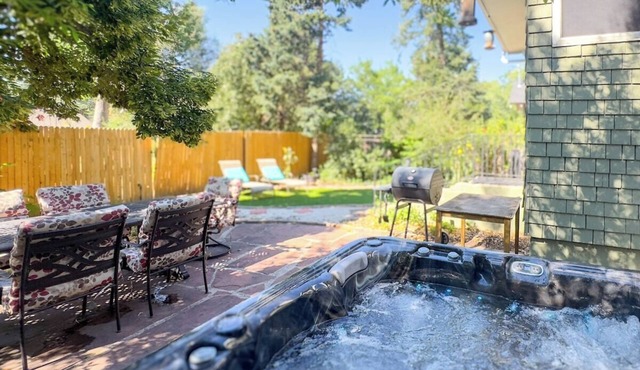 Pikes Peak Views + Hot Tub + Downtown in 2 Minutes in Colorado Springs