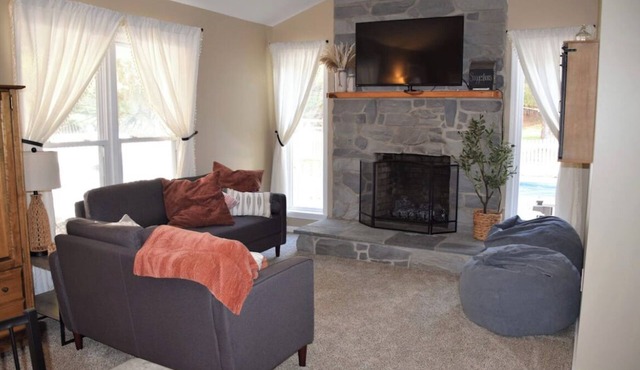 Pondview Paradise, Cozy home with pool and pond on 8 acres in Elizabethtown