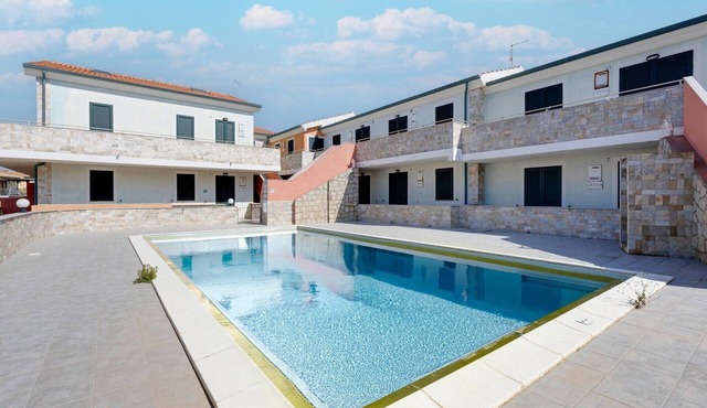 Pool, air conditioning, parking
