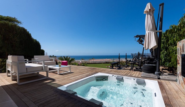 Pool, jacuzzi, games and steps from the beach in Maspalomas
