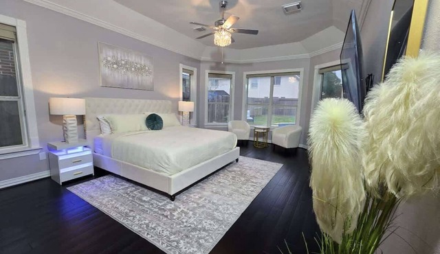 Private Pool Oasis | KING BED |Theater | Sleeps 12 in Pearland