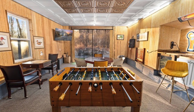 Private setting between flowing creeks, minutes from Cincinnati attractions. in Cincinnati