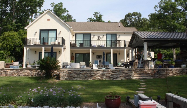 Relaxing lake front cottage! Pool, outdoor kitchen, Dog Friendly! in Chapin