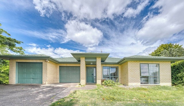 Relaxing 3BR Home by Wattle Downs Reserve in Wattle Downs Auckland