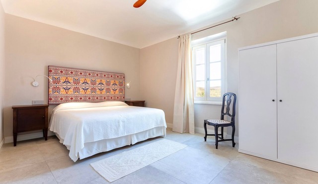 Room 'Aline' with shared pool, Wi-Fi and air conditioning