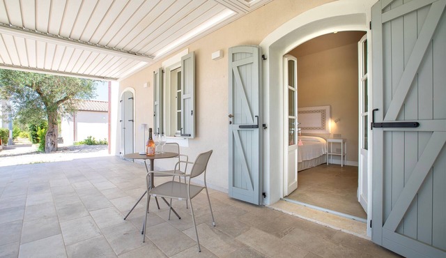 Room 'Clementina' with Shared Pool, Wi-Fi and Air Conditioning